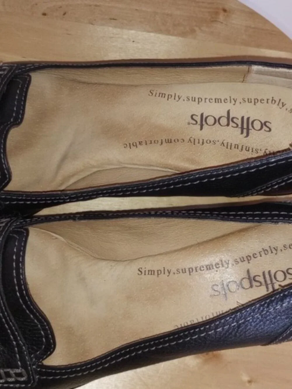 Women's black leather low-heeled loafers by Softspots size 8,5